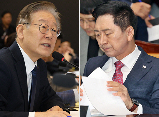 24일 충청남도 계룡대에서 열린 국회 국방위원회의 해군본부 대상 국정감사에서 질의하는 이재명(왼쪽) 더불어민주당 대표, 같은 날 전라북도청에서 열린 국회 행정안전위원회의 전북도 국감에서 질의 자료를 살펴보고 있는 김기현(오른쪽) 국민의힘 대표.<연합뉴스 사진 갈무리>